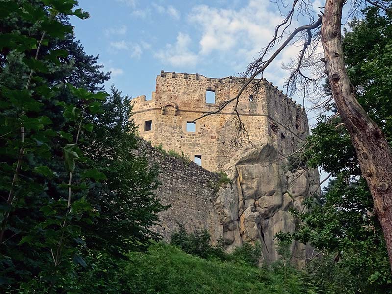   Zamek górny wkompomowany w skały, fot. Redakcja